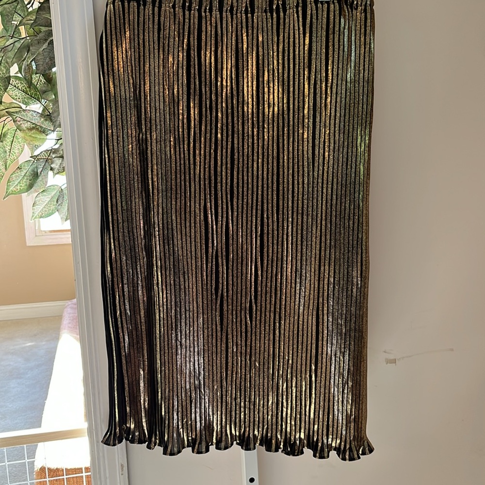 NY COLLECTION METALIC GOLD AND BLACK SKIRT. NWT. SIZE XL